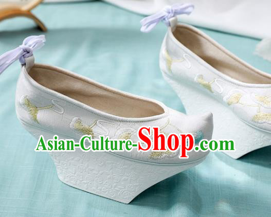 Chinese Qing Dynasty Court Lady White Satin Saucers Shoes Ancient Princess Embroidery Ginkgo Leaf Shoes Traditional Embroidered Shoes Handmade Hanfu Shoes
