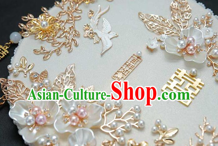 China Handmade Wedding White Palace Fan Classical Dance Fan Traditional Bride Shell Flowers Fan