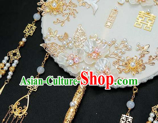 China Handmade Wedding White Palace Fan Classical Dance Fan Traditional Bride Shell Flowers Fan