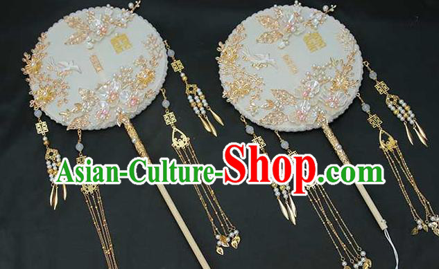China Handmade Wedding White Palace Fan Classical Dance Fan Traditional Bride Shell Flowers Fan