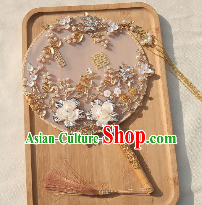 China Classical Dance White Silk Fan Traditional Wedding Pearls Circular Fan Handmade Bride Shell Camellia Palace Fan