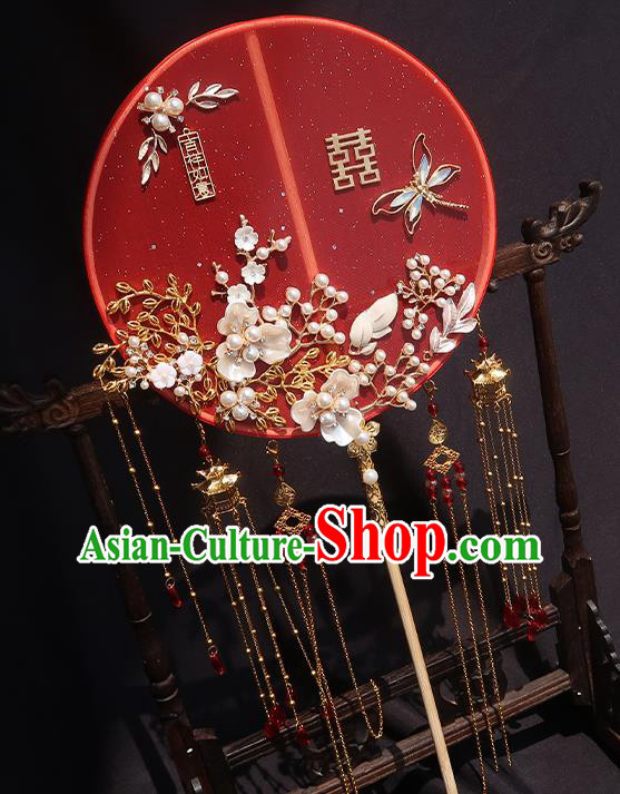 China Traditional Wedding Opal Dragonfly Fan Classical Hanfu Red Silk Fan Handmade Shell Flowers Palace Fan