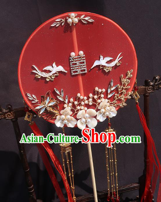 China Traditional Hanfu Red Silk Circular Fan Classical Wedding Fan Handmade Shell Flowers Palace Fan