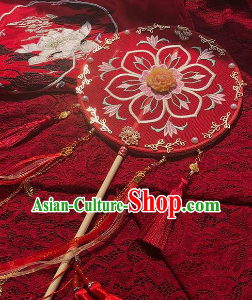 China Traditional Tang Dynasty Red Silk Fan Handmade Palace Fan Wedding Embroidered Circular Fan