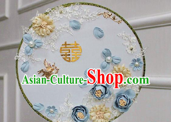 China Handmade Blue Roses Palace Fan Traditional Wedding Silk Fan Bride Circular Fan
