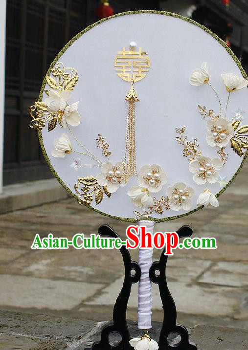 China Bride White Plum Circular Fan Handmade Palace Fan Traditional Wedding Xiuhe Suit Silk Fan
