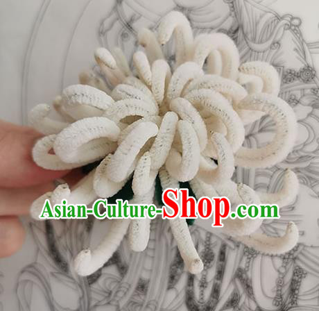 China Traditional Ming Dynasty White Velvet Chrysanthemum Hair Claw Handmade Ancient Princess Hair Stick