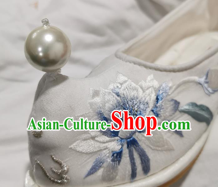 Handmade Chinese Traditional Ming Dynasty Princess Shoes Embroidered Epiphyllum Shoes White Satin Shoes