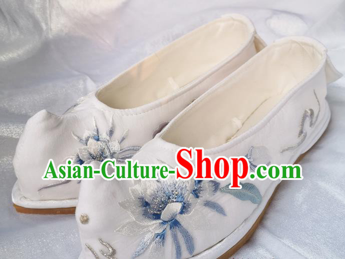 Handmade Chinese Traditional Ming Dynasty Princess Shoes Embroidered Epiphyllum Shoes White Satin Shoes