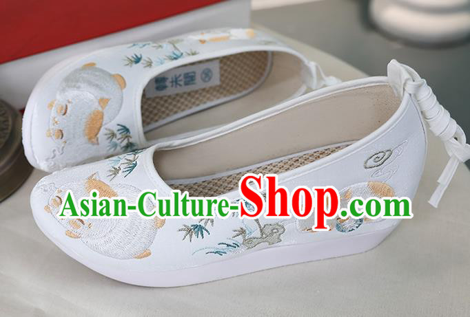 Chinese Traditional Ming Dynasty Shoes Ancient Princess Shoes Embroidered White Shoes