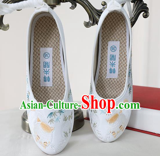 Chinese Traditional Ming Dynasty Shoes Ancient Princess Shoes Embroidered White Shoes