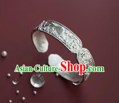 China Traditional National Carving Squirrel Grape Bangle Jewelry Handmade Silver Bracelet Accessories