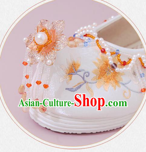 China Traditional National Shoes Classical Beads Tassel Shoes Embroidered Shoes