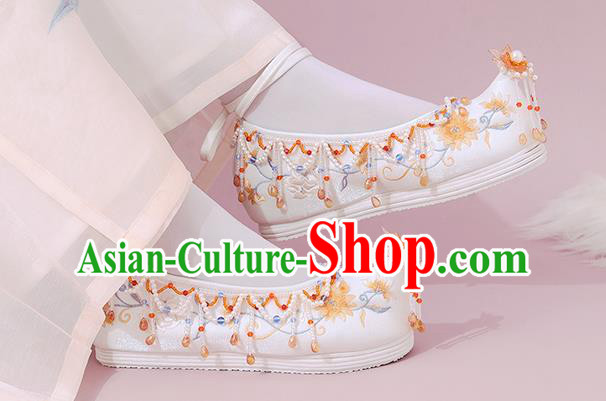China Traditional National Shoes Classical Beads Tassel Shoes Embroidered Shoes