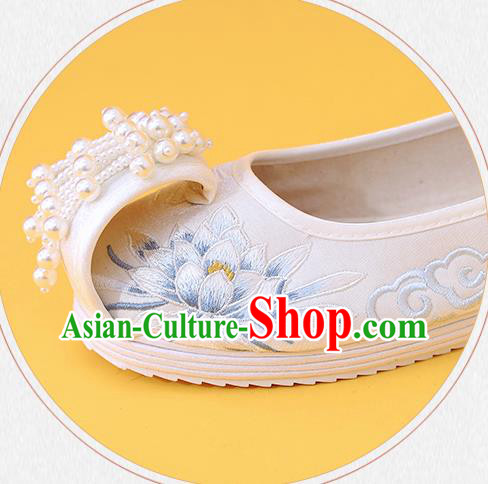 China Classical Beads Tassel Shoes Embroidered Epiphyllum Shoes Traditional National Shoes