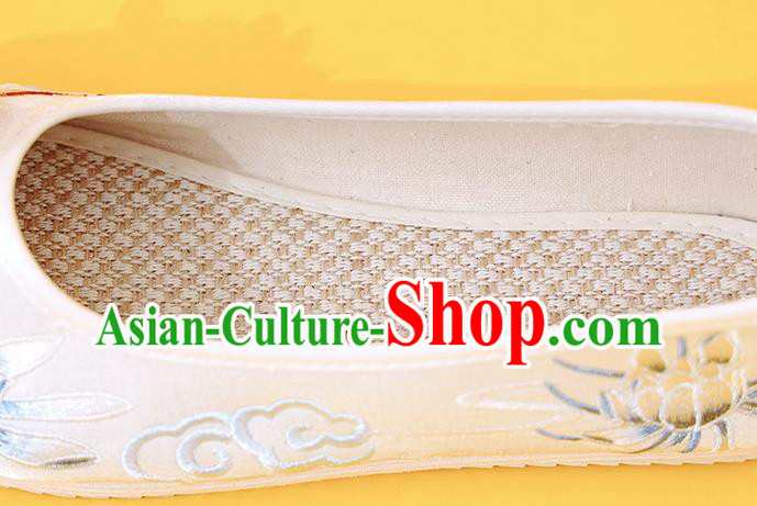 China Classical Beads Tassel Shoes Embroidered Epiphyllum Shoes Traditional National Shoes