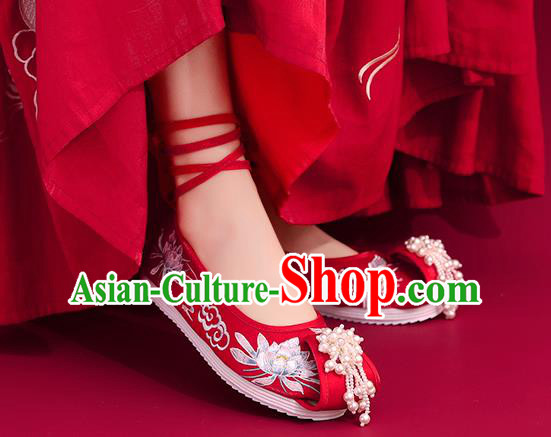 China Red Embroidered Epiphyllum Shoes Traditional National Cloth Shoes Classical Beads Tassel Shoes