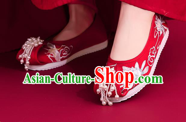 China Red Embroidered Epiphyllum Shoes Traditional National Cloth Shoes Classical Beads Tassel Shoes