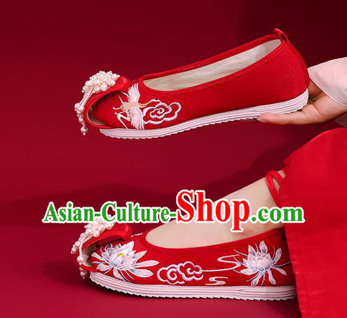 China Red Embroidered Epiphyllum Shoes Traditional National Cloth Shoes Classical Beads Tassel Shoes