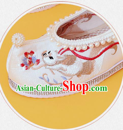China Classical Beads Shoes Embroidered Fox Shoes Traditional National White Cloth Shoes