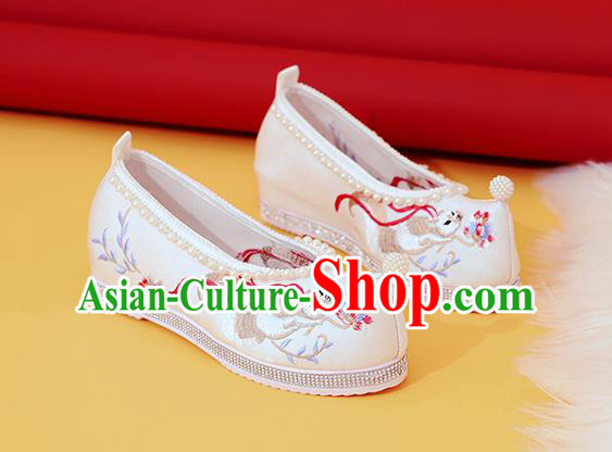 China Classical Beads Shoes Embroidered Fox Shoes Traditional National White Cloth Shoes