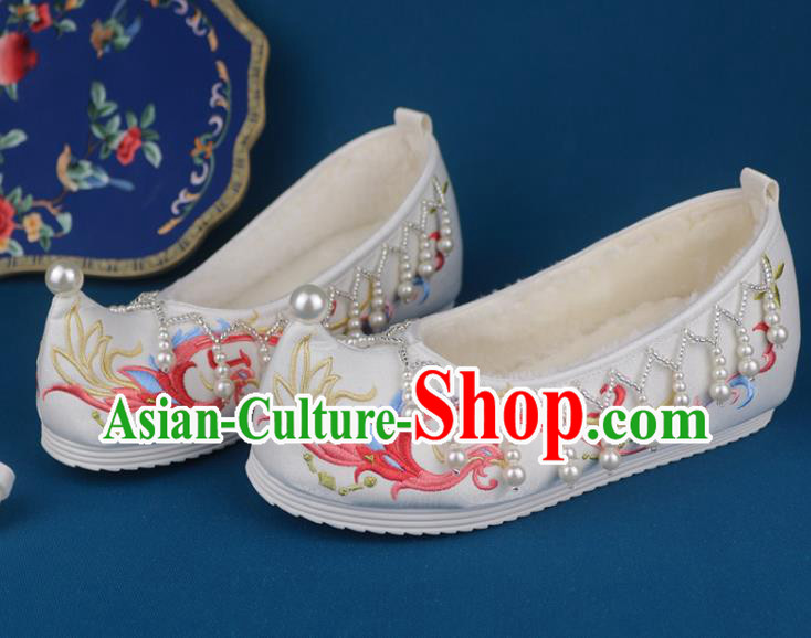 China Traditional Beads Tassel Shoes Ming Dynasty Shoes Ancient Princess Embroidered White Cloth Shoes