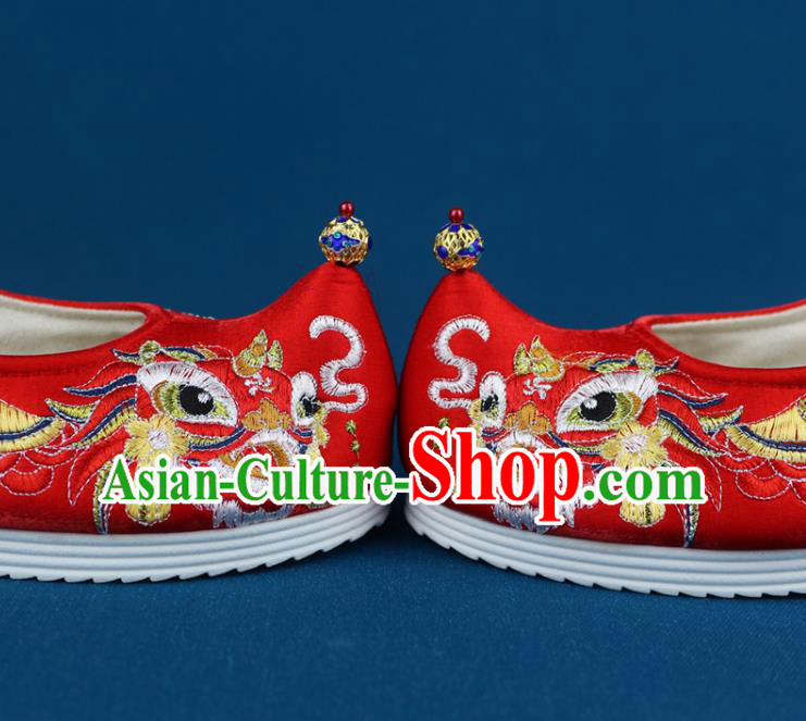 China Traditional Wedding Red Cloth Shoes Ming Dynasty Shoes Embroidered Lion Shoes