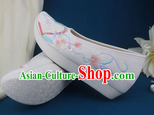 China Traditional Ming Dynasty Shoes Classical Dance Shoes Embroidered White Shoes