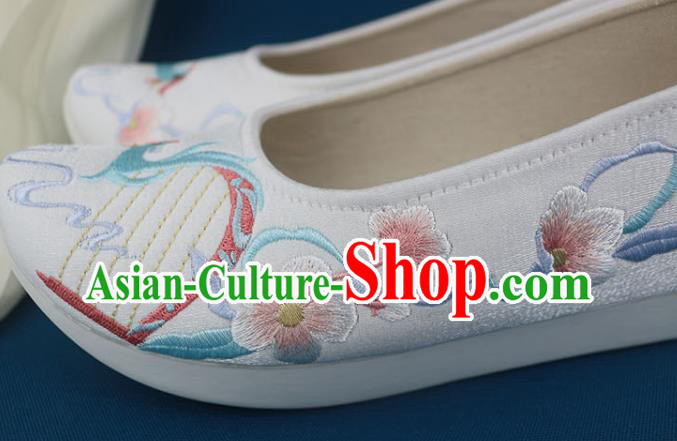 China Traditional Ming Dynasty Shoes Classical Dance Shoes Embroidered White Shoes