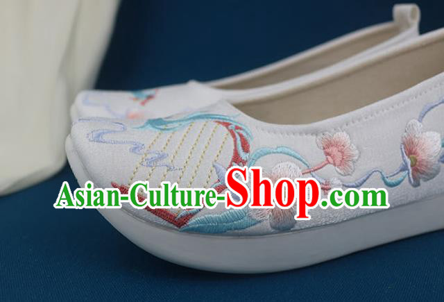 China Traditional Ming Dynasty Shoes Classical Dance Shoes Embroidered White Shoes