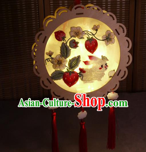China Handmade Flower Drum Lantern Embroidered Portable Lantern Embroidery Strawberry Rabbit Silk Lamp