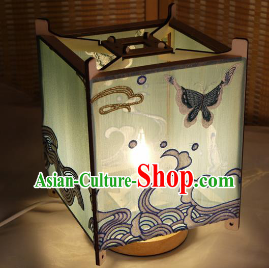 China Handmade Desk Lamp Embroidered Palace Lantern Embroidery Butterfly Lantern