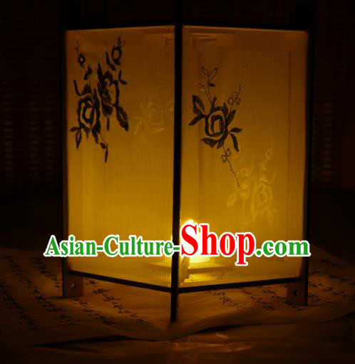 China Traditional Light Yellow Silk Hexagon Lanterns Handmade Hanging Lamp Classical Embroidered Palace Lantern
