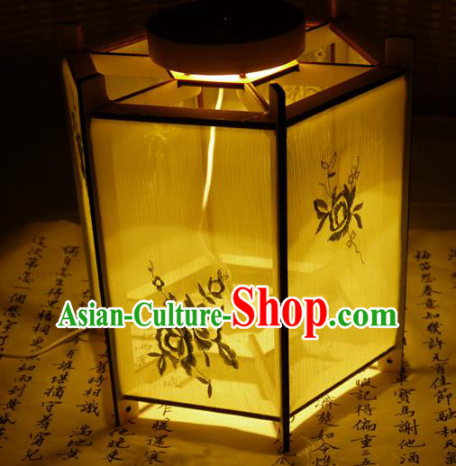 China Traditional Light Yellow Silk Hexagon Lanterns Handmade Hanging Lamp Classical Embroidered Palace Lantern