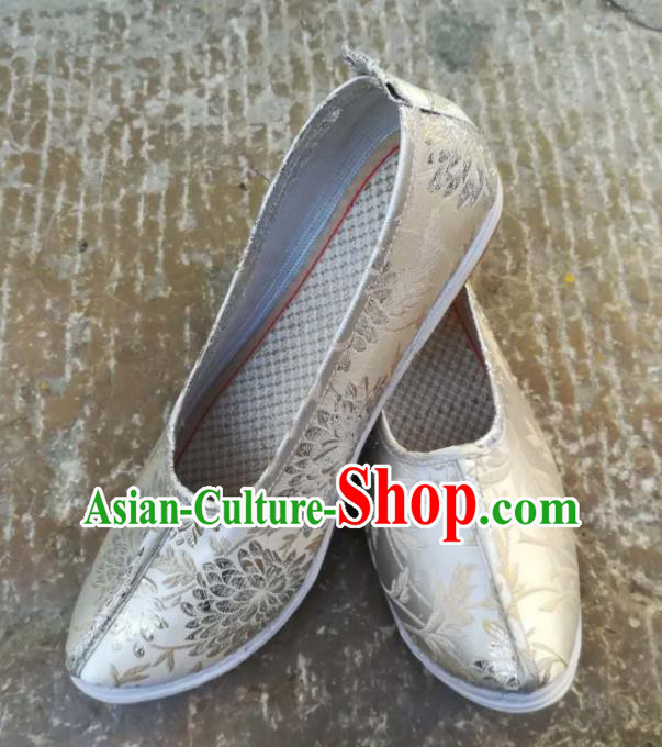 Chinese Handmade Classical Chrysanthemum Pattern White Brocade Shoes Traditional Ming Dynasty Hanfu Shoes