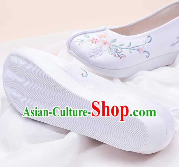China Traditional Hanfu Shoes Ming Dynasty Women Shoes Classical Embroidered White Cloth Shoes
