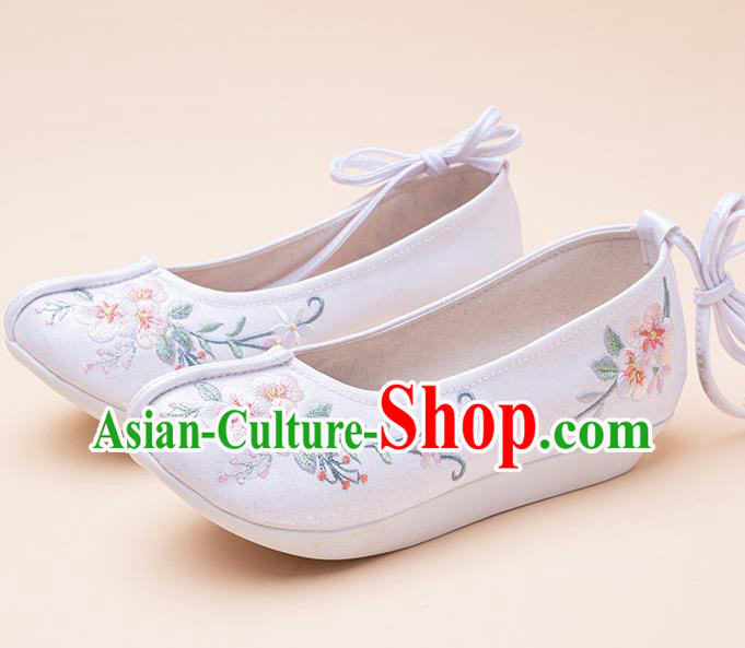 China Traditional Hanfu Shoes Ming Dynasty Women Shoes Classical Embroidered White Cloth Shoes