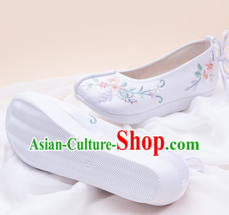 China Traditional Hanfu Shoes Ming Dynasty Women Shoes Classical Embroidered White Cloth Shoes