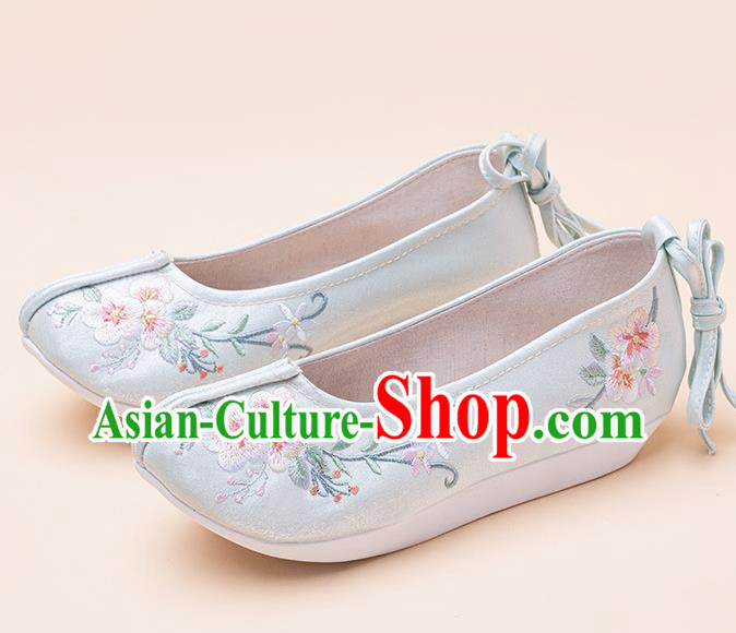 China Classical Embroidered Light Green Cloth Shoes Traditional Hanfu Shoes Ming Dynasty Women Shoes