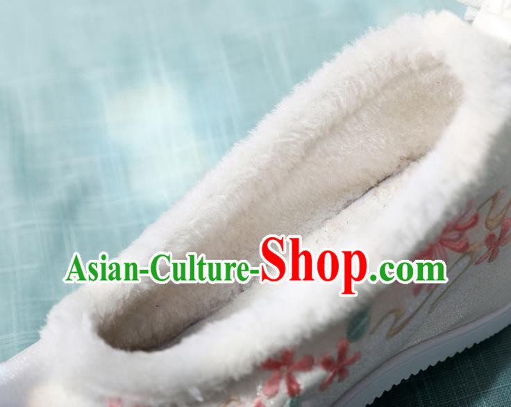 China Ming Dynasty Hanfu Shoes Classical White Cloth Shoes Traditional Embroidered Manjusaka Shoes
