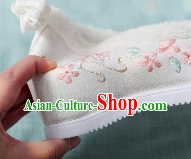 China Ming Dynasty Hanfu Shoes Classical White Cloth Shoes Traditional Embroidered Manjusaka Shoes