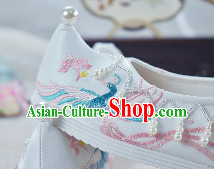 China Traditional Wedding White Cloth Shoes Women Xiu He Embroidered Shoes National Shoes
