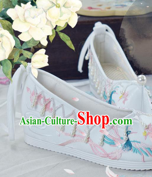 China Traditional Wedding White Cloth Shoes Women Xiu He Embroidered Shoes National Shoes