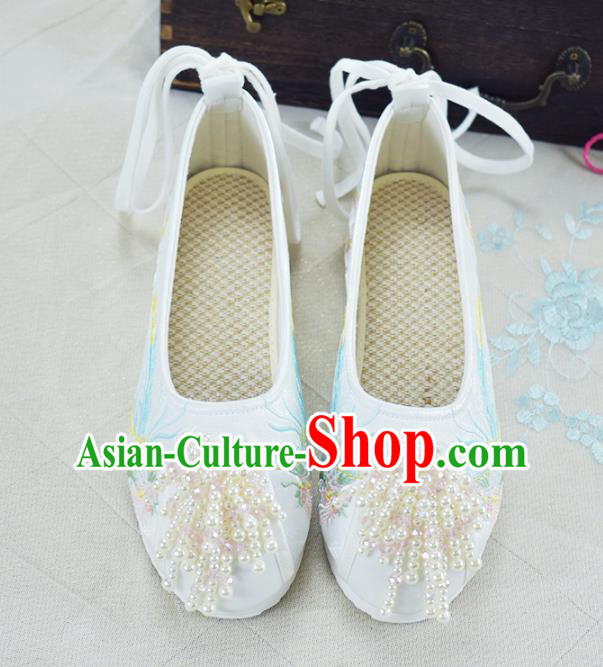 China Women White Embroidered Shoes Wedding Beads Tassel Shoes Traditional Xiuhe Suit Shoes