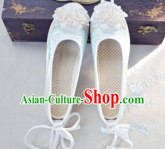 China Women White Embroidered Shoes Wedding Beads Tassel Shoes Traditional Xiuhe Suit Shoes
