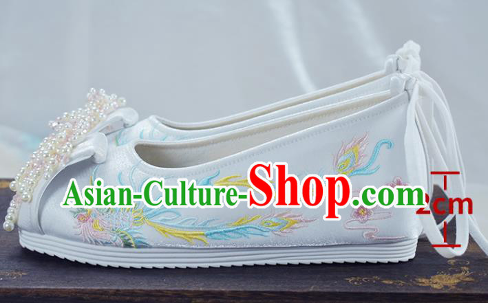 China Women White Embroidered Shoes Wedding Beads Tassel Shoes Traditional Xiuhe Suit Shoes