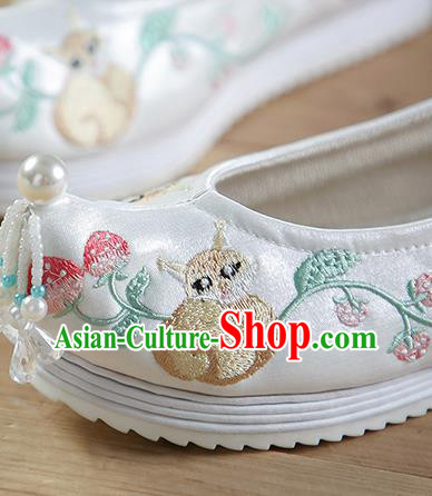 China Beads Tassel Shoes Hanfu Shoes Embroidered Strawberry Squirrel Shoes White Satin Shoes