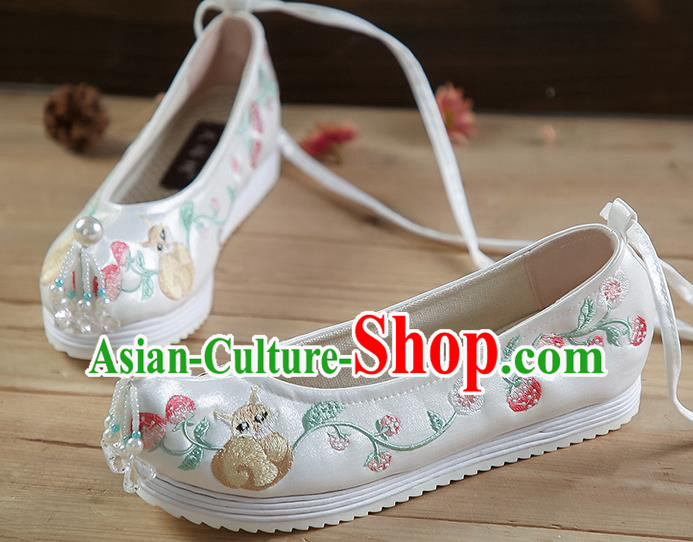 China Beads Tassel Shoes Hanfu Shoes Embroidered Strawberry Squirrel Shoes White Satin Shoes