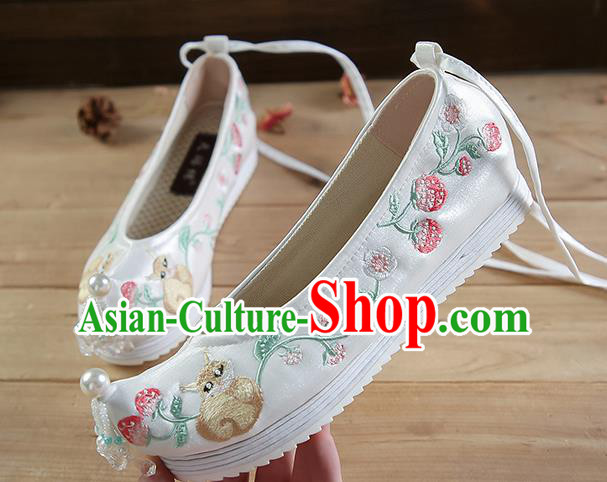 China Beads Tassel Shoes Hanfu Shoes Embroidered Strawberry Squirrel Shoes White Satin Shoes