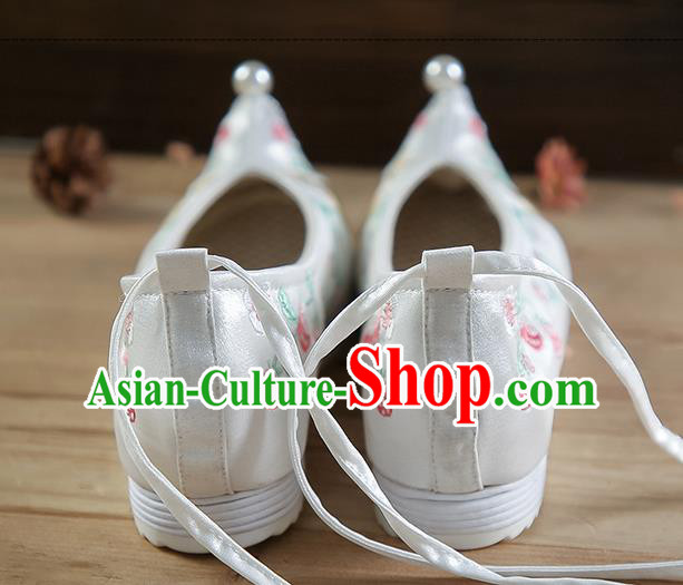 China Beads Tassel Shoes Hanfu Shoes Embroidered Strawberry Squirrel Shoes White Satin Shoes